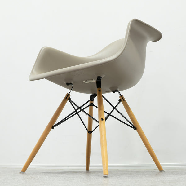 Herman Miller / Eames Plastic Arm Shell Chair