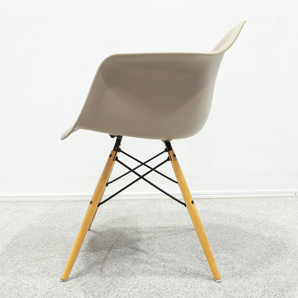 Herman Miller / Eames Plastic Arm Shell Chair