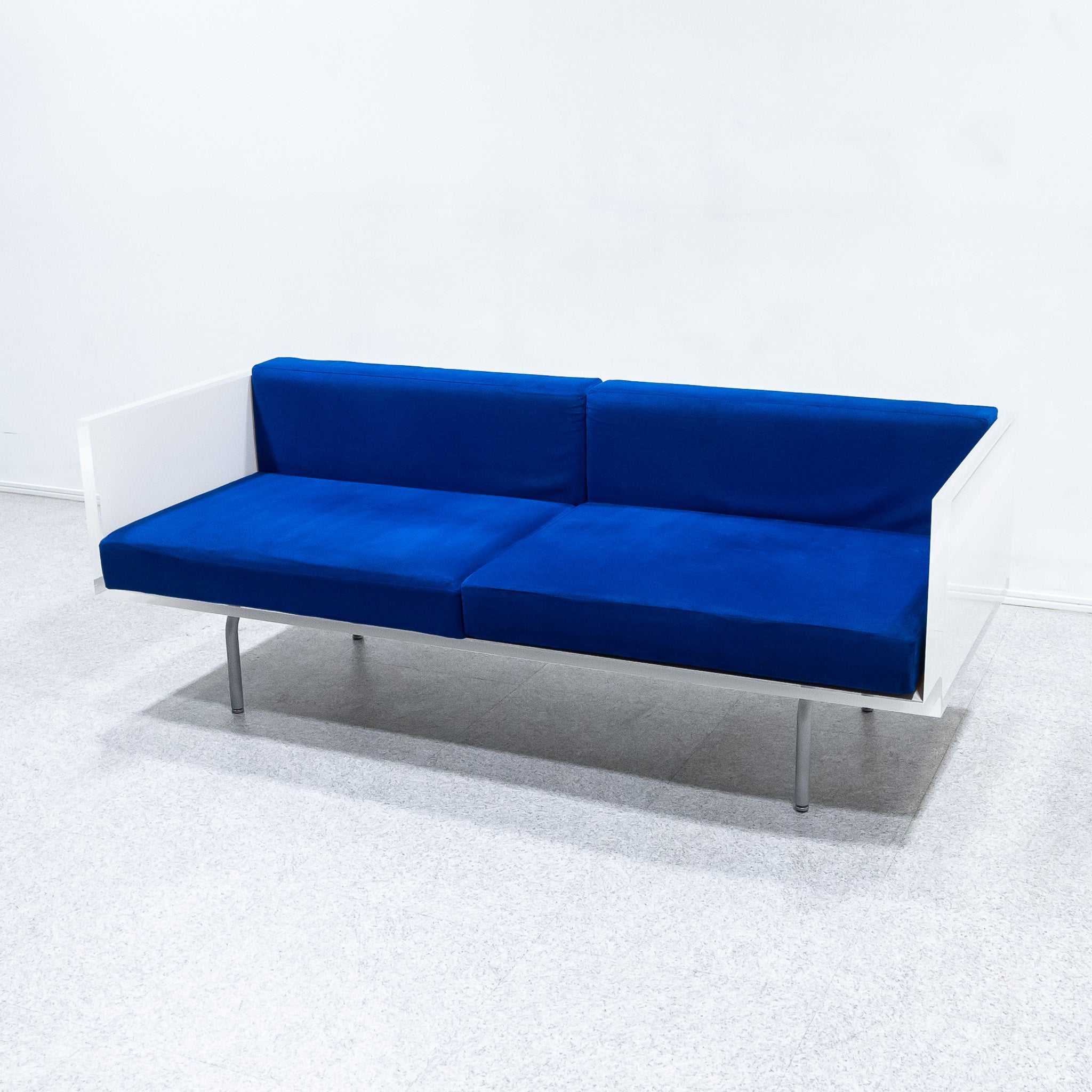 Cassina ixc. / AQUA CUBE – YOKOHAMA BAYSIDE WAREHOUSE