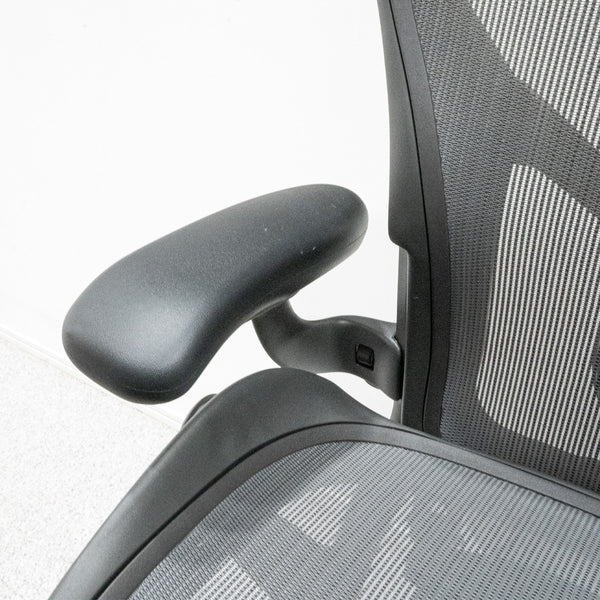 Herman Miller / Aeron Chair Light